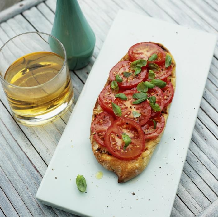 Bruschetta avec pain long à la tomate