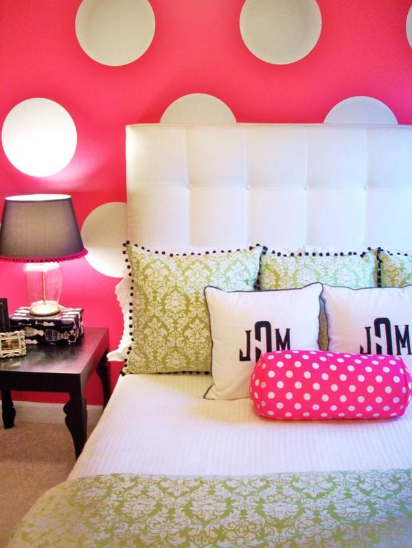 Kolorowe wzory sypialni w kropki na ścianie różowe białe kropki