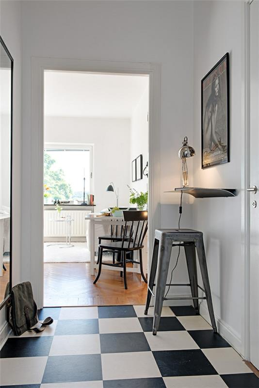 Charmant appartement d'une pièce en Suède carrelage couloir noir et blanc