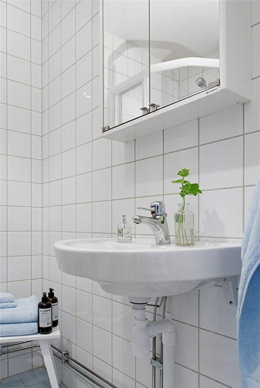 Charmant appartement d'une pièce en Suède salle de bain blanche