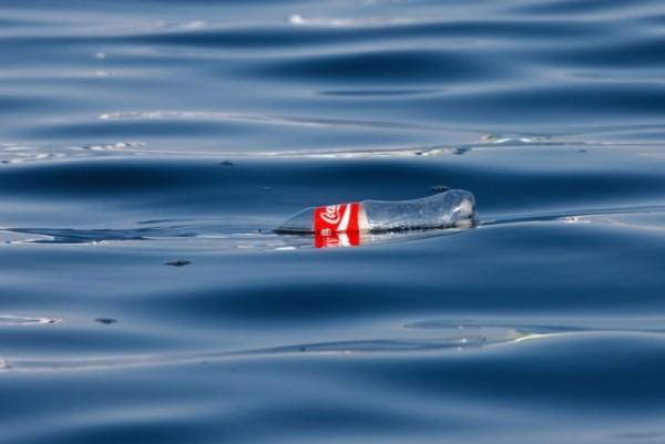 Coca-Cola produit la première bouteille à partir de déchets plastiques recyclés. Bouteille de cola dans l'océan