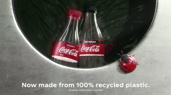 Coca-Cola produit la première bouteille fabriquée à partir de déchets plastiques recyclés. Recyclez ne jetez pas