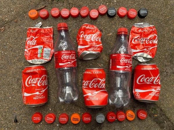 Coca-Cola produit la première bouteille fabriquée à partir de déchets plastiques recyclés, de bouteilles jetables et de canettes de cola