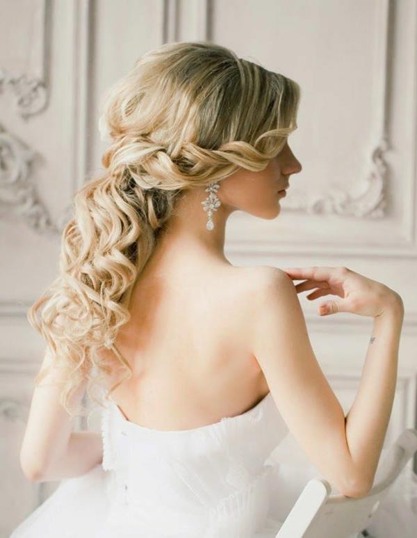 Robes de cocktail dresscode coiffures longues blondes