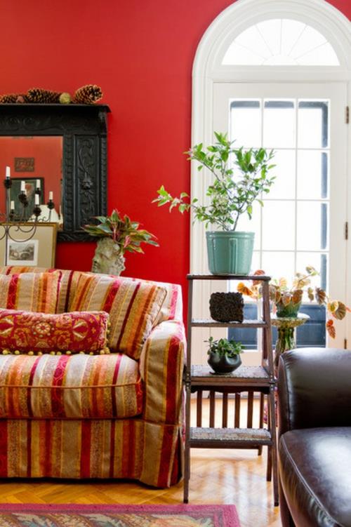 Fajny wystrój wnętrza z indywidualną czerwoną kanapą z doniczkami na ścianę