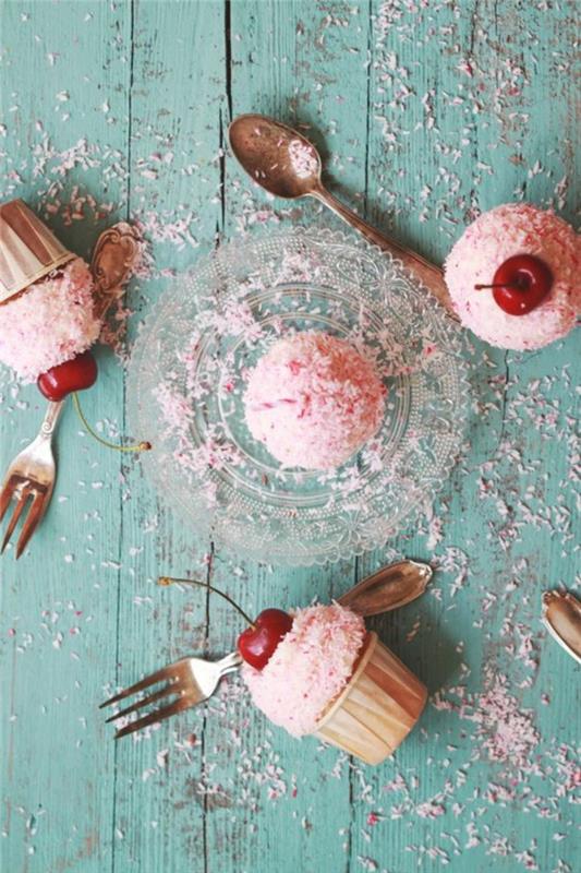 La recette des cupcakes fait simplement cuire des petites tartes aux fraises