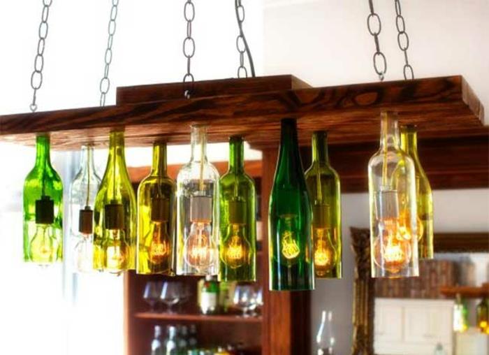 Décoration DIY avec des bouteilles en verre idées artisanales lustre fait de bouteilles de vin