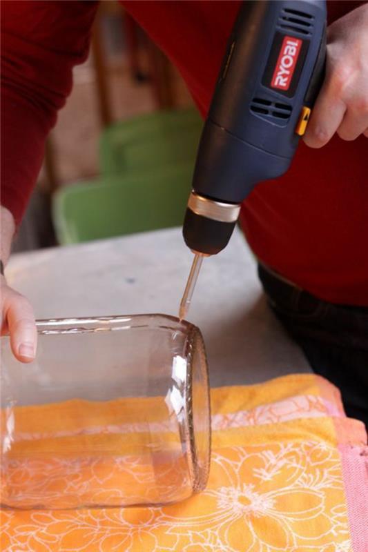 Faites vous-même une décoration DIY avec des bouteilles en verre et des accessoires pour la maison