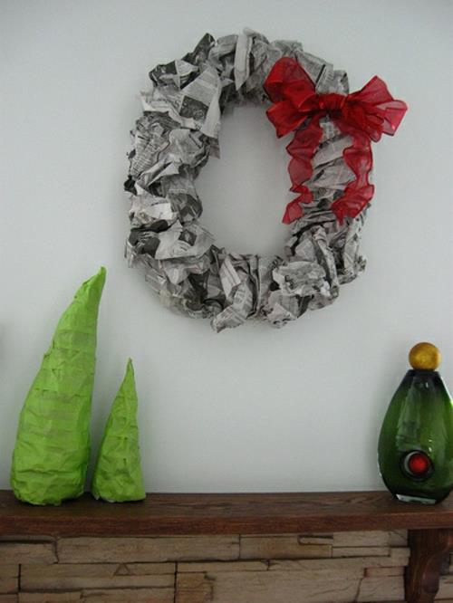 Dekoracja DIY ze ściany świątecznego wieńca z gazety