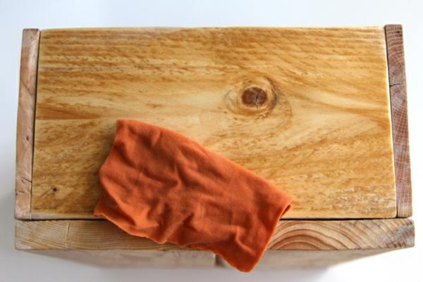 Polir la caisse en bois et la caisse de rangement fabriquées à partir d'Europalettes