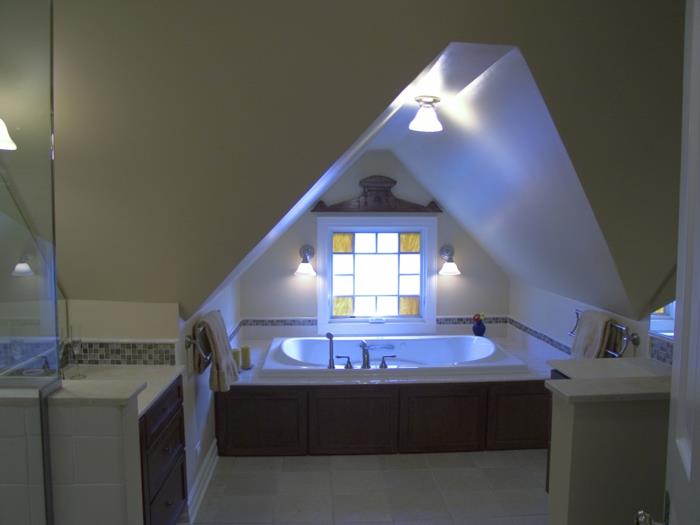 Mettre en place une conception de salle de bain d'appartement de grenier triangulaire peu encombrante dans le grenier