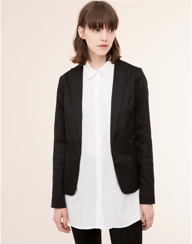 Veste femme, noire, sportive combinée avec une chemise blanche