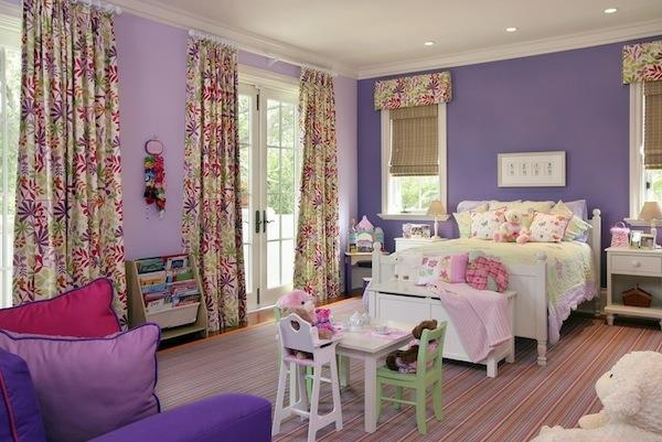 Wnętrze pokoju dziecięcego w jasnych kolorach odświeża kobiecy fiolet