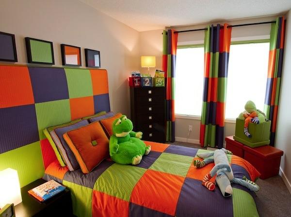 Kwadraty odświeżają wnętrze pokoju dziecięcego jasnymi kolorami