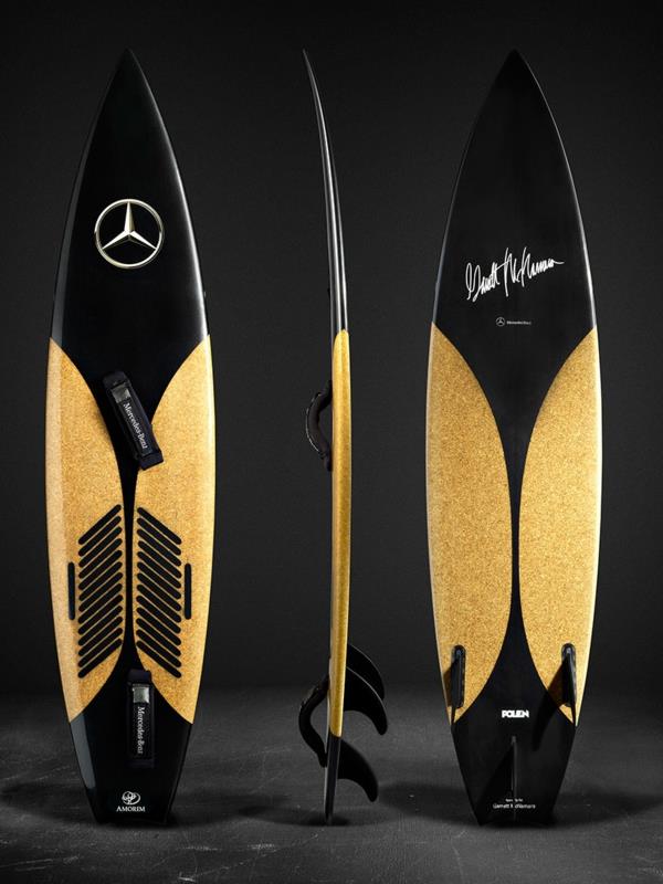 La planche de surf Mercedes noir jaune