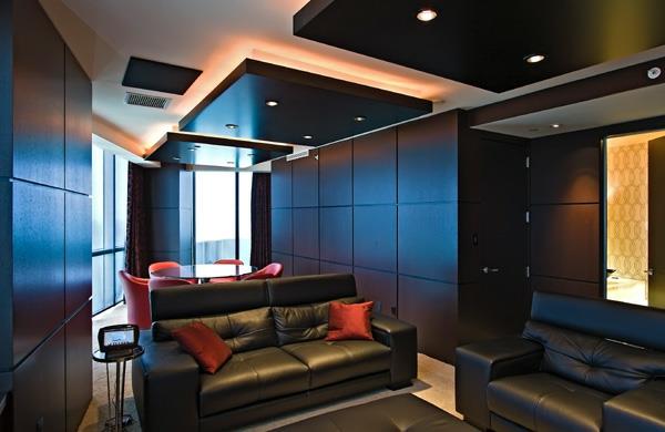 Plafond design dans le salon Eclairage de plafond suspendu installé géométrique