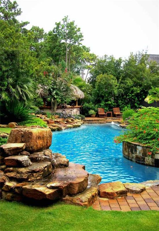 Décoration avec des pierres dans la piscine naturelle du jardin