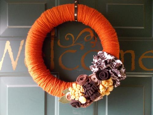 Idées-de-coration-self-made-automne-porte-couronne-orange-plastique