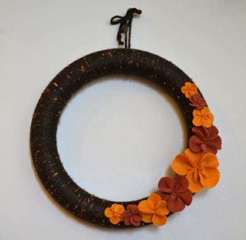 Idées-de-coration-self-made-automne-porte-couronne-rond-orange-rouge-tissu