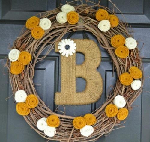 Idées de décoration automne porte guirlande branches fleurs en plastique