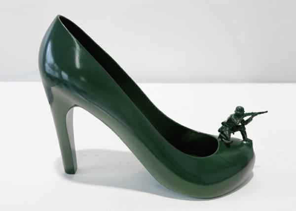 Soldat crée ses propres chaussures de créateurs