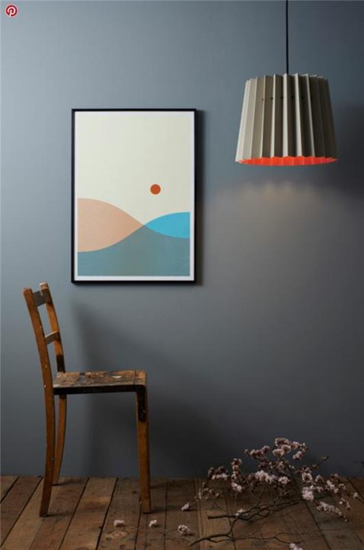 Les lumières design attirent l'attention dans la composition de la pièce chaise d'affiche grise