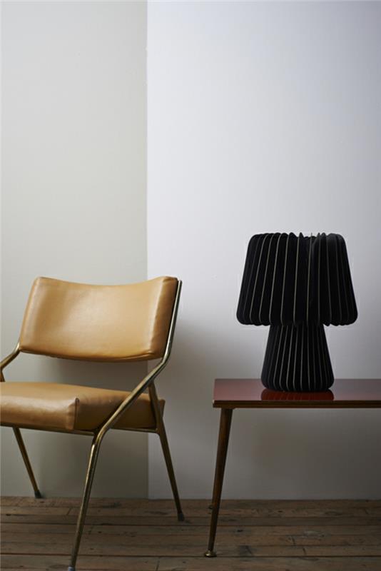 Composition lumineuse design avec chaise en cuir