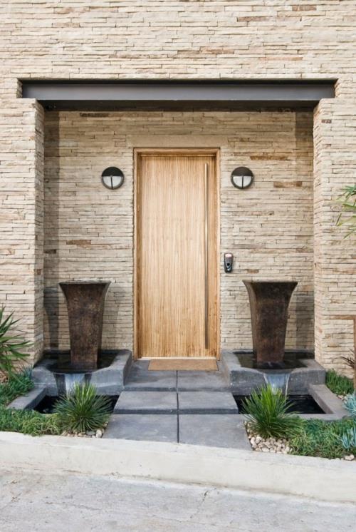 Drewniane drzwi odnawiają ścianę zewnętrzną z kamienia naturalnego nowoczesną solidną