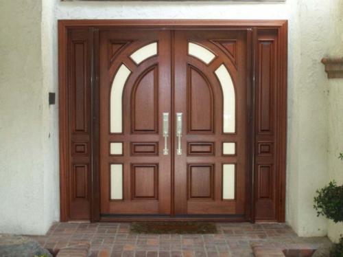 Drewniane drzwi odnowione klasycznymi płytkami ozdobnymi