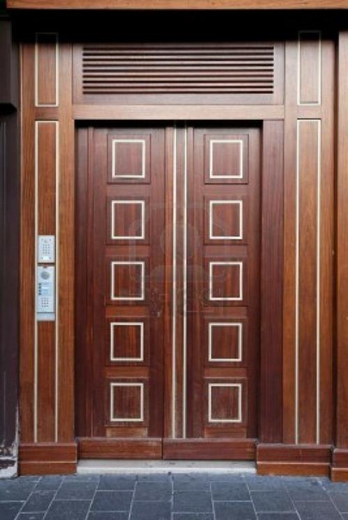 Drewniane drzwi zostały odnowione z masywnymi kwadratami z płytek