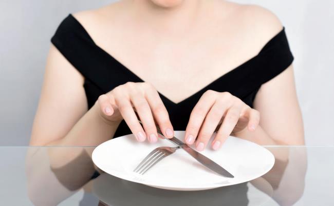 Anulowanie kolacji Pominięcie kolacji prowadzi do utraty wagi Kobieta puste talerze