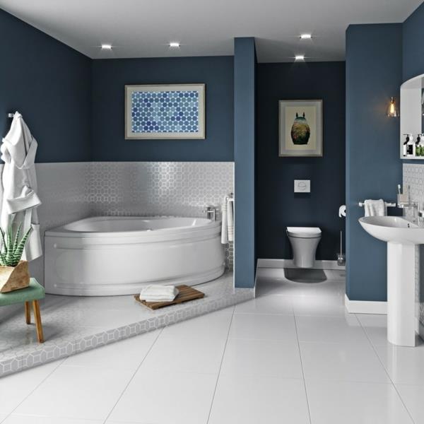 Baignoire d'angle la solution astucieuse pour la petite salle de bain Couleur des murs bleu