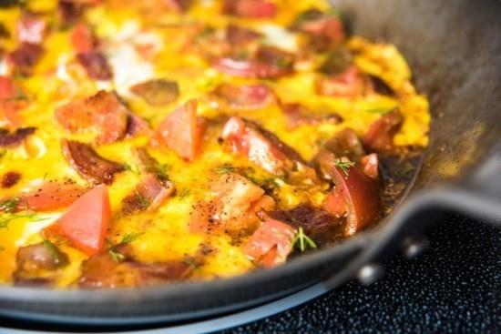 Jajka pomidor bekon świeże zioła dieta ketogeniczna frittata