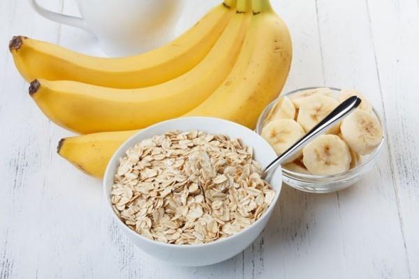 Bananowa miska płatków owsianych dużo energii w dobrym nastroju podczas ćwiczeń