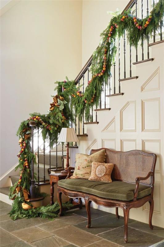 Proste ozdoby świąteczne w pomysłach na klatkę schodową