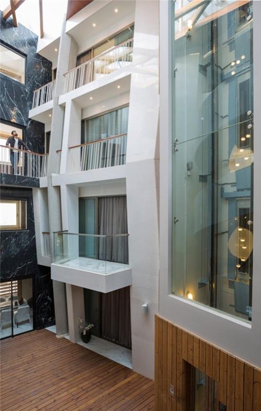 Unikalny projekt domu Cleft House India New Delhi wielopoziomowe sypialnie na wyższych piętrach indywidualnie zaprojektowane