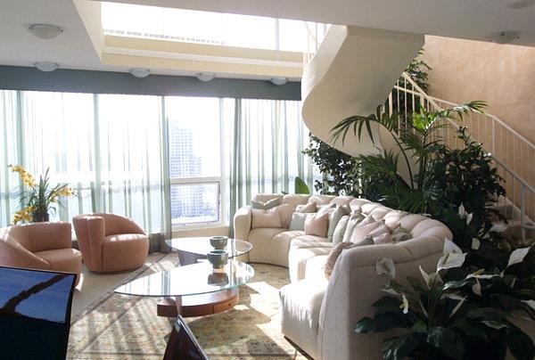 Escaliers de plantes de lucarne de canapé de design d'intérieur éclectique