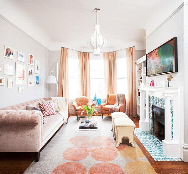 Canapé de salon design d'intérieur éclectique avec rideaux en tapis