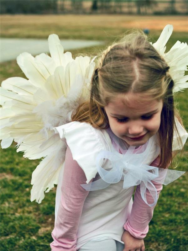 Tinker anielskie skrzydła z papierowymi talerzykami z dziećmi z piór
