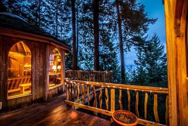 Cabane dans les arbres, lieu de vacances éloigné