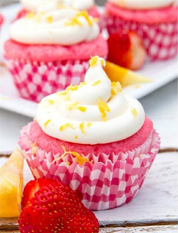 Cuire simplement la recette des cupcakes aux fraises dans de petites tartelettes roses