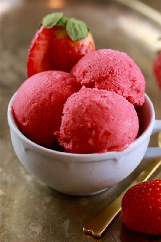 Recette de yaourt glacé au yaourt glacé aux fraises sans sorbetière