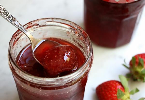 Faites votre propre recette de confiture de fraises pour les fruits de printemps