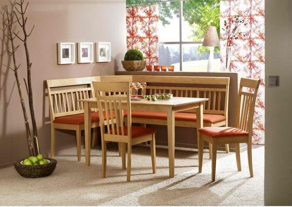 Stół do jadalni z krzesłami z wysokimi oparciami i pomarańczowymi poduszkami