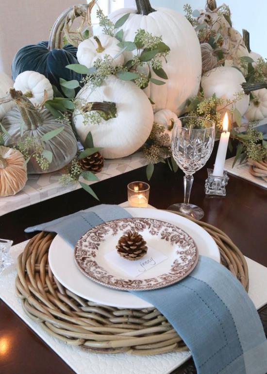 Salle à manger décorer la table à manger automnale décorer les cadeaux de la nature citrouilles pommes de pin branches bougies