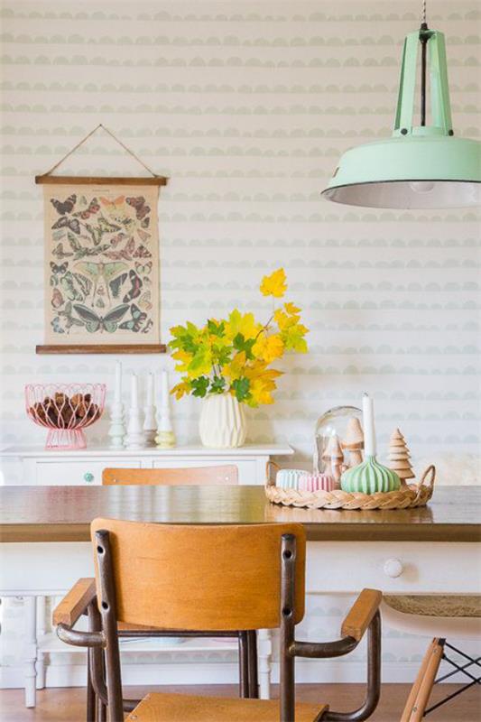 Décorez la salle à manger avec un décor automnal Décorez la table à manger avec un vase avec des feuilles d'automne et un plateau avec des décorations