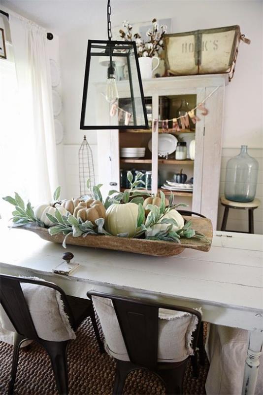 Décorez la salle à manger table à manger automnale décorez un grand bol en bois au centre de la table à manger plein de citrouilles et de feuilles vertes de style rustique