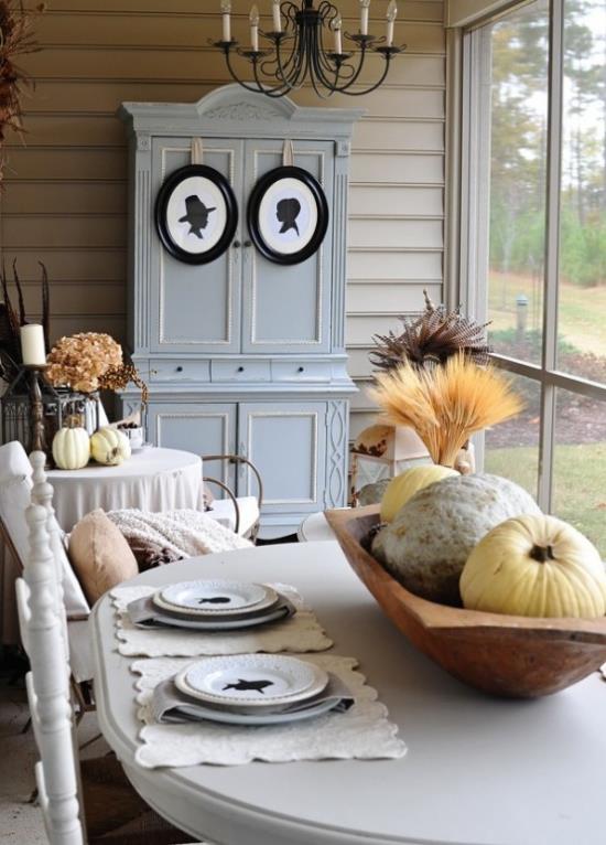 Décorez la salle à manger avec un décor automnal La table à manger est décorée d'un grand bol en bois