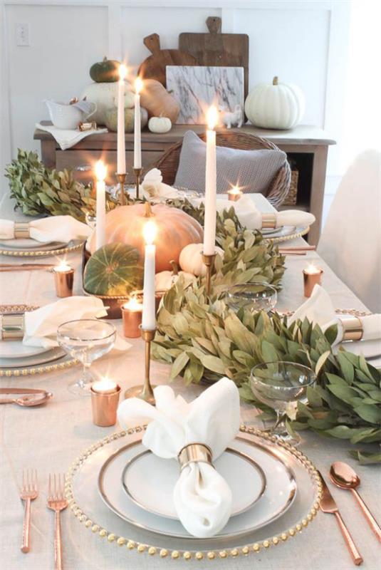 Salle à manger décorer table à manger automnale décorer belle palette de couleurs quelques accents en laiton citrouilles bougies blanches beaucoup de vert
