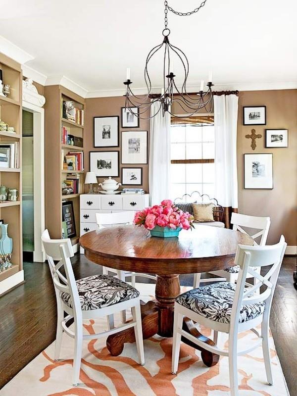 Salle à manger avec des photos de touches féminines comme décoration murale